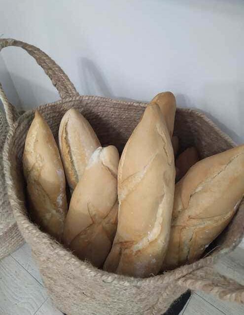 cesta con barras de pan