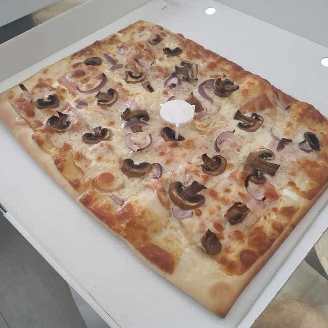 pizza cuadrada con champiñones y jamón