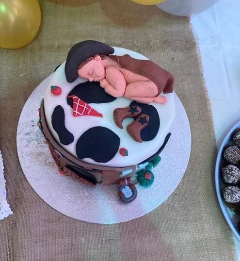 tarta de fondant con figura de recién nacido